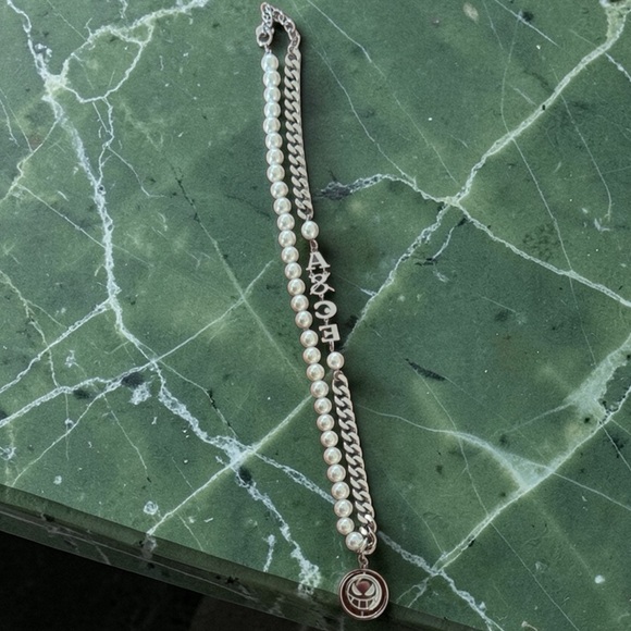 Jewelry - Elegant Silver and Pearl Necklace. One piece
